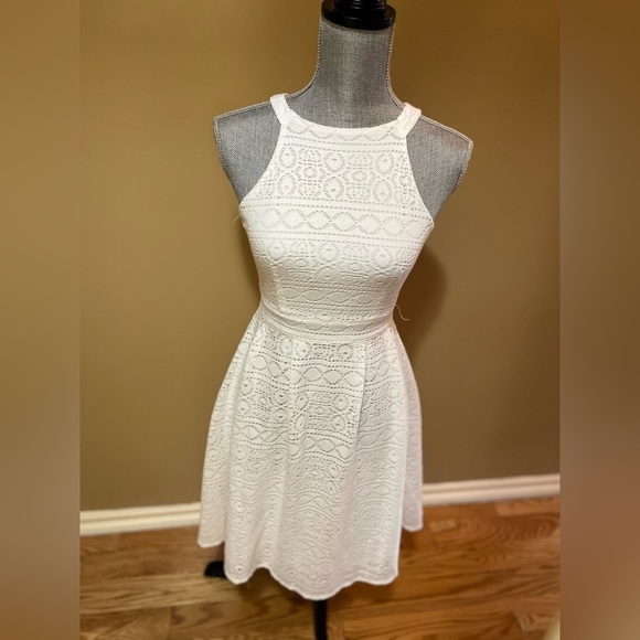 Le Chateau Dress - Picture 4 of 9